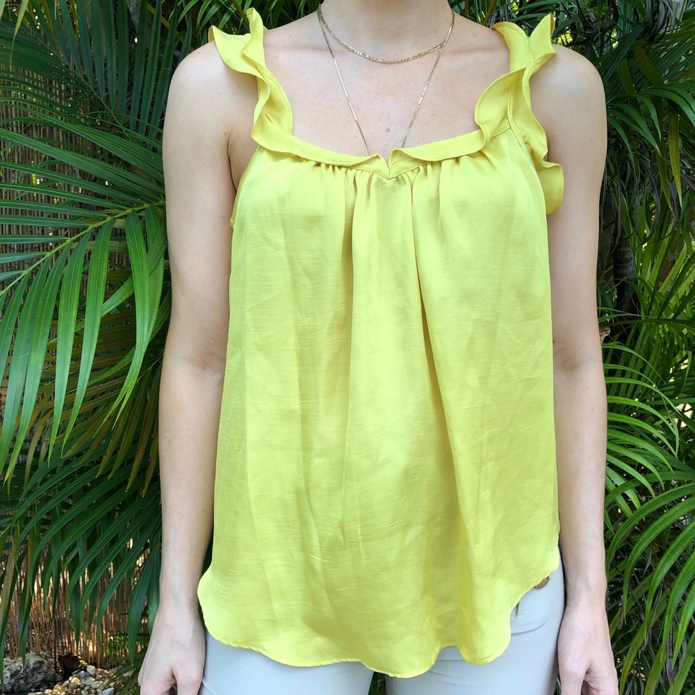 💛 Beautiful flowing yellow top 💛